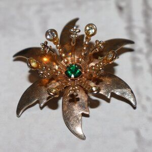 🌼 Vintage Gold Flower Brooch / Pendant – White & Green Rhinestone Center